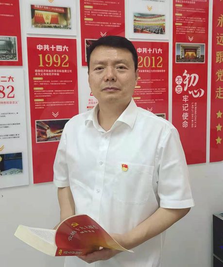 優(yōu)秀共產黨員“模范之星” ——徐州交控礦產資源發(fā)展有限公司黨支部書記、董事長陳峰