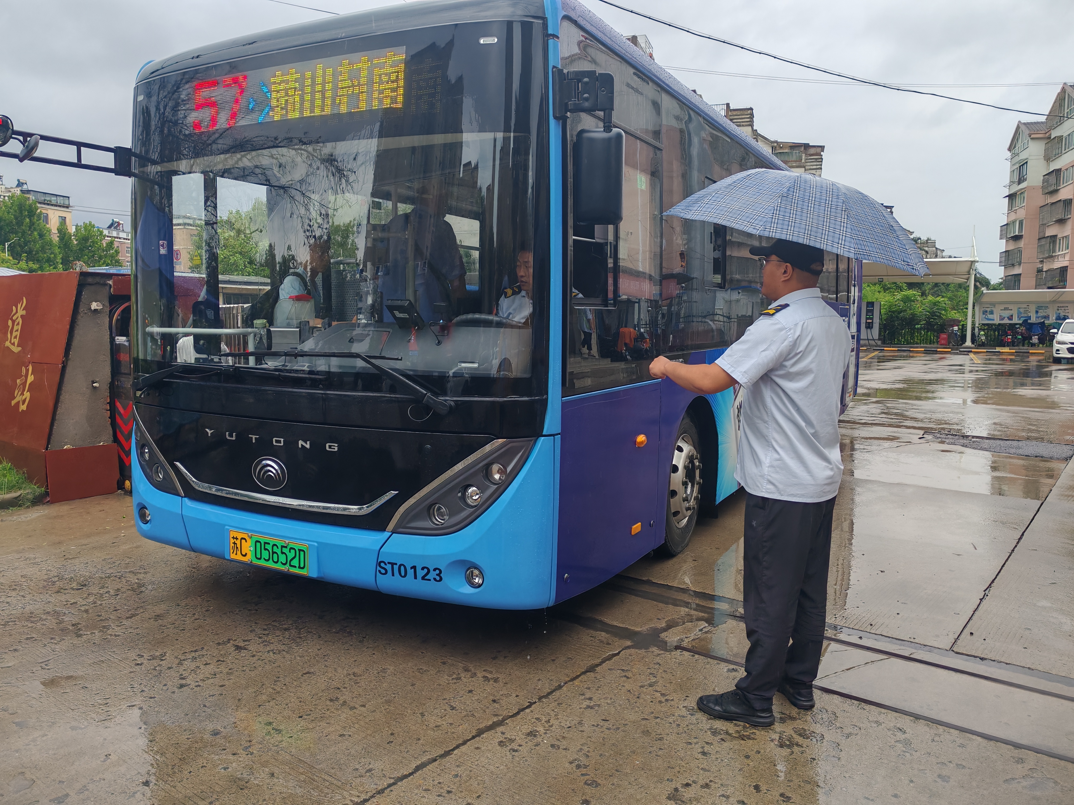暴雨中，公交人用堅(jiān)守保障市民出行